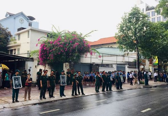 Người dân TP.HCM chờ đoàn xe chở linh cữu nguyên Chủ tịch nước, Đại tướng Lê Đức Anh.