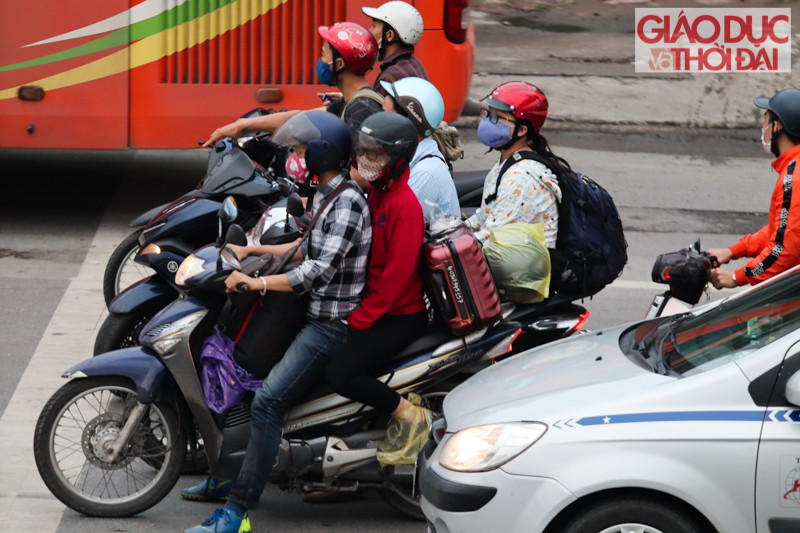 Balo, túi xách đựng những đồ từ quê được nhiều người treo, buộc trên xe.