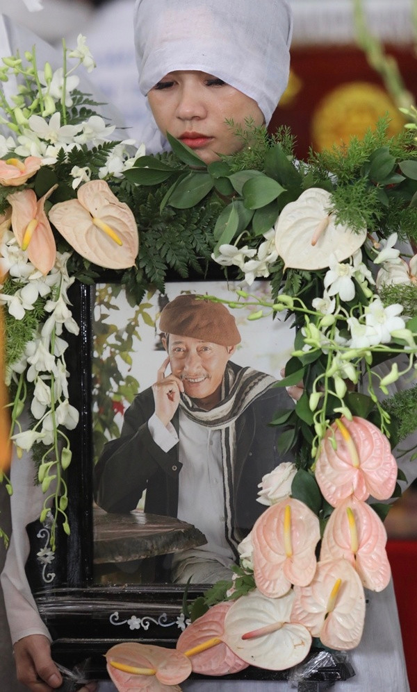 Vợ con, đồng nghiệp tiễn biệt nghệ sĩ Lê Bình