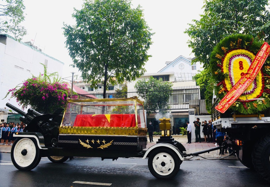 Đoàn xe chở linh cữu nguyên Chủ tịch nước, Đại tướng Lê Đức Anh qua Bộ Tư lệnh Quân khu 7 và nhà riêng của ông ở số 240 đường Pasteur.