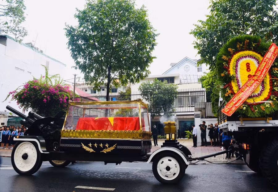 Đoàn xe chở linh cữu nguyên Chủ tịch nước, Đại tướng Lê Đức Anh qua Bộ Tư lệnh Quân khu 7 và nhà riêng của ông ở số 240 đường Pasteur.