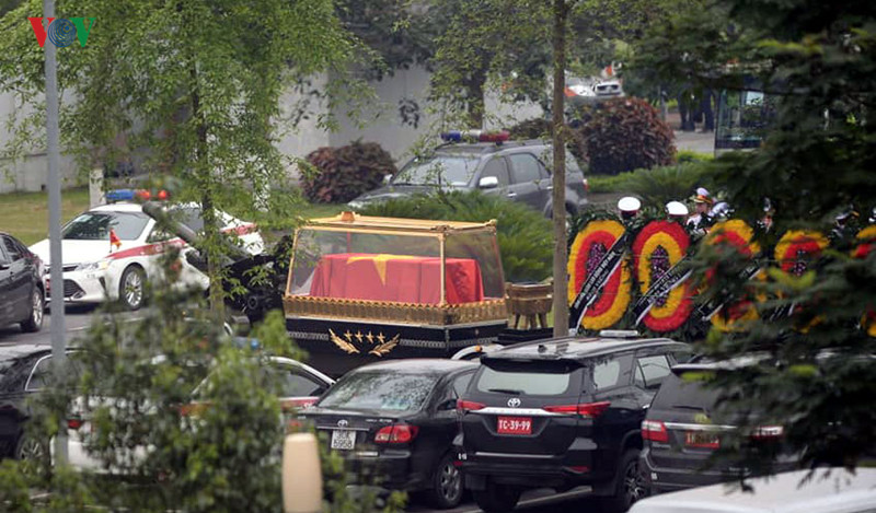 tien biet dai tuong le duc anh tai san bay noi bai hinh 8