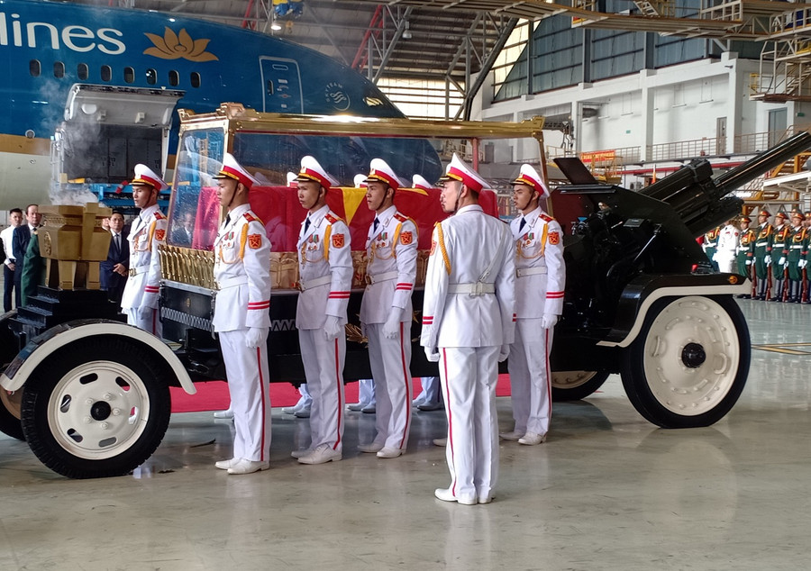 Linh cữu nguyên Chủ tịch nước, Đại tướng Lê Đức Anh về đến sân bay Tân Sơn Nhất. Ảnh: VGP/Lê Anh.