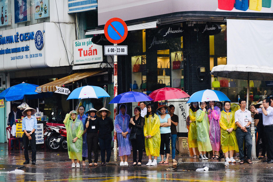 Người dân TP.HCM chờ đoàn xe chở linh cữu nguyên Chủ tịch nước, Đại tướng Lê Đức Anh.