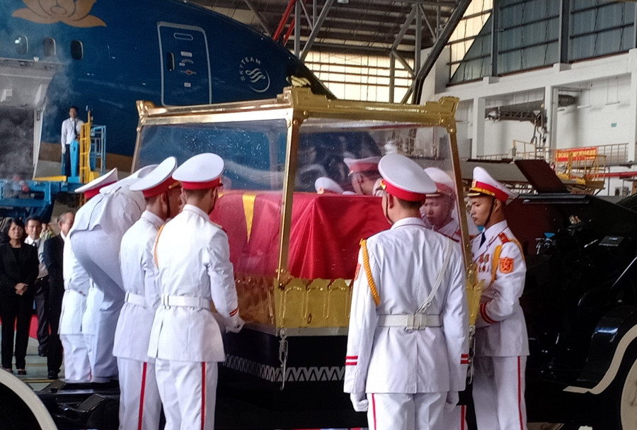 Linh cữu nguyên Chủ tịch nước, Đại tướng Lê Đức Anh về đến sân bay Tân Sơn Nhất. Ảnh: VGP/Lê Anh.