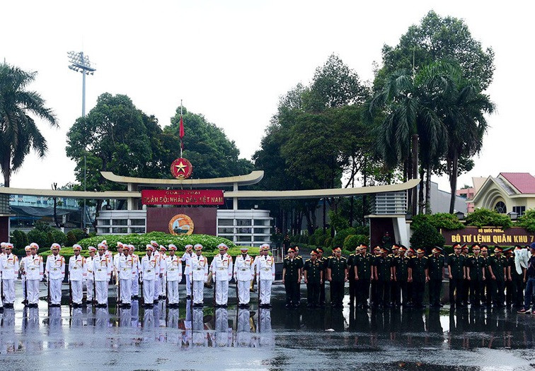 Cán bộ, chiến sĩ Bộ Tư lệnh Quân khu 7 chờ đón linh cữu nguyên Chủ tịch nước, Đại tướng Lê Đức Anh.