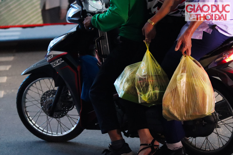 Rất nhiều thực phẩm được người dân mang ra thành phố làm quà sau kỳ nghỉ lễ kéo dài.
