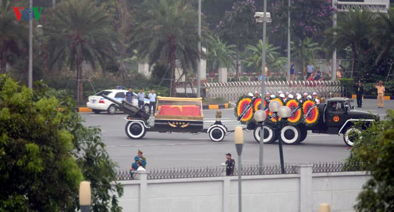 tien biet dai tuong le duc anh tai san bay noi bai hinh 7