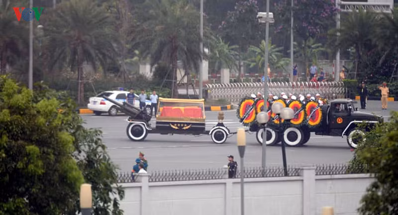 tien biet dai tuong le duc anh tai san bay noi bai hinh 7