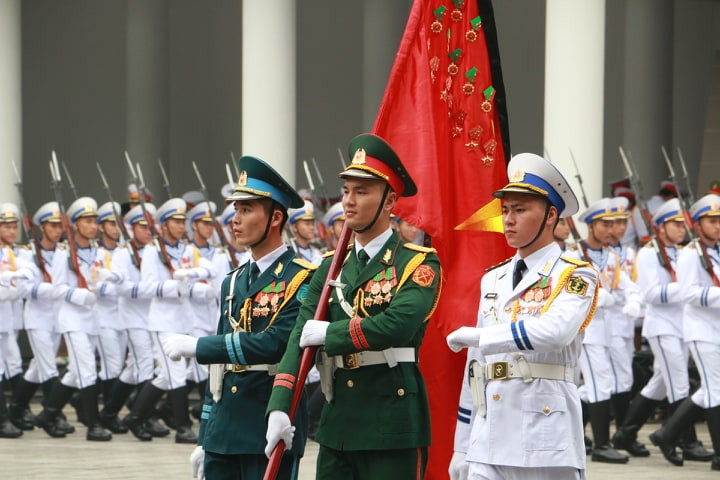 Đội nghi lễ vào vị trí chuẩn bị Lễ di quan Đại tướng Lê Đức Anh.