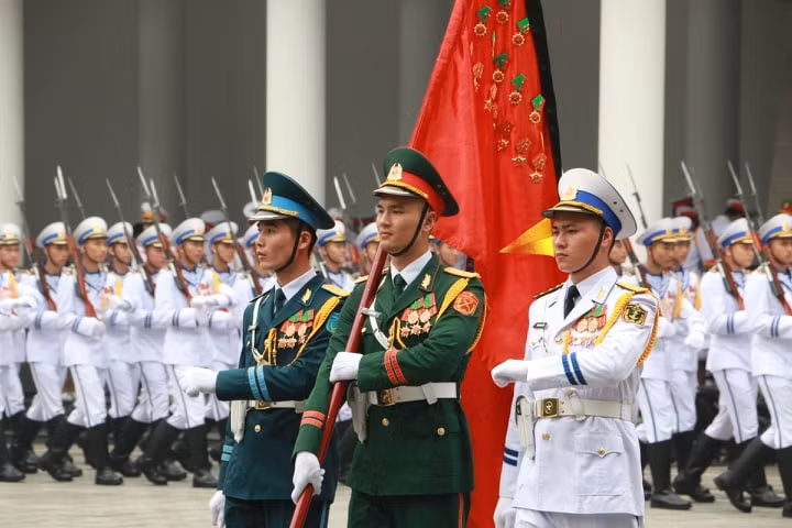 Đội nghi lễ vào vị trí chuẩn bị Lễ di quan Đại tướng Lê Đức Anh.