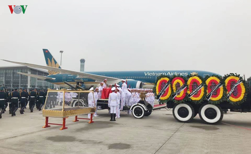 tien biet dai tuong le duc anh tai san bay noi bai hinh 10