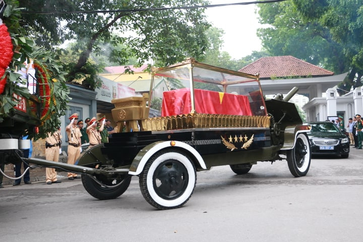 Linh xa đưa linh cữu Đại tướng Lê Đức Anh rời Nhà tang lễ Quốc gia.