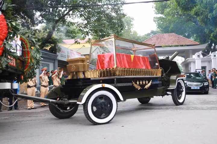 Linh xa đưa linh cữu Đại tướng Lê Đức Anh rời Nhà tang lễ Quốc gia.