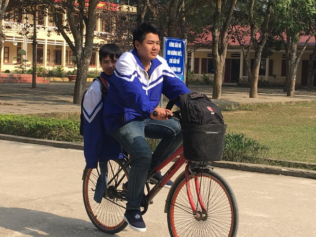 Hàng ngày, bất kể mưa hay nắng, cậu học trò Ngô Minh Hiếu đều đến nhà đón bạn đến trường. Hàng ngày, bất kể mưa hay nắng, cậu học trò Ngô Minh Hiếu đều đến nhà đón bạn đến trường.