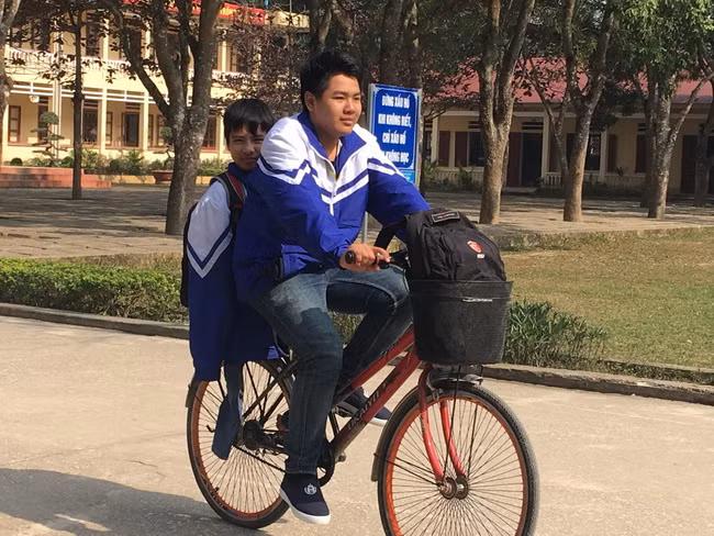 Hàng ngày, bất kể mưa hay nắng, cậu học trò Ngô Minh Hiếu đều đến nhà đón bạn đến trường. Hàng ngày, bất kể mưa hay nắng, cậu học trò Ngô Minh Hiếu đều đến nhà đón bạn đến trường.