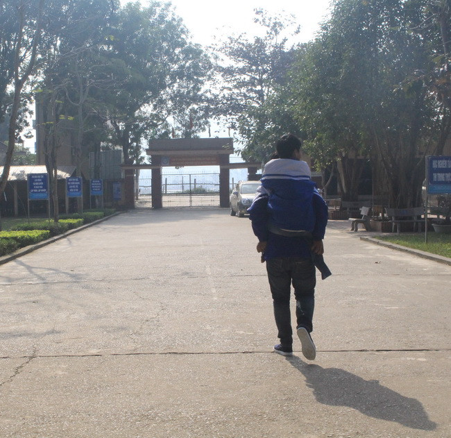 Hình ảnh cậu học trò Ngô Minh Hiếu trở thành đôi chân đưa người bạn khuyết tật Nguyễn Tất Minh hàng ngày đến trường, khiến bạn bè và thầy cô khâm phục.