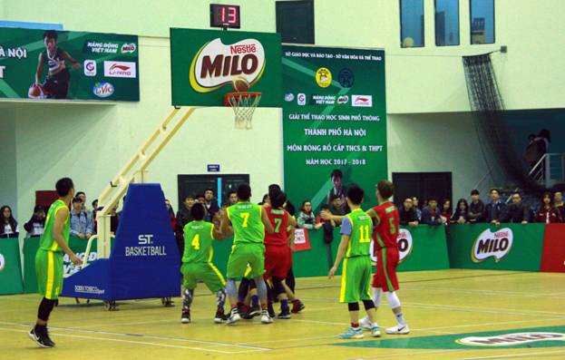 Trường THPT Phan Đình Phùng (áo đỏ) đã vượt qua trường THPT Việt Đức để đứng lên bục cao nhất Trường THPT Phan Đình Phùng (áo đỏ) đã vượt qua trường THPT Việt Đức để đứng lên bục cao nhất