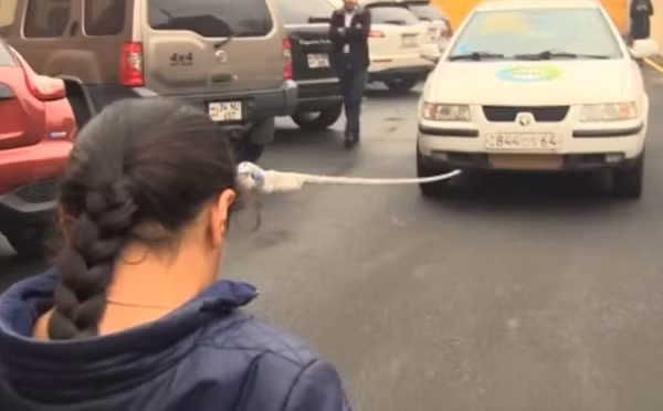 Karine Sargsyan đang sử dụng mái tóc của mình để kéo chiếc xe nặng gần 2 tấn