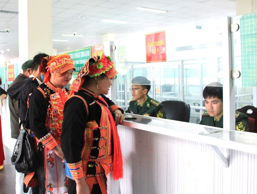 Cán bộ Cửa khẩu Quốc tế Ma Lù Thàng làm thủ tục xuất cảnh cho người dân Việt Nam sang Trung Quốc.