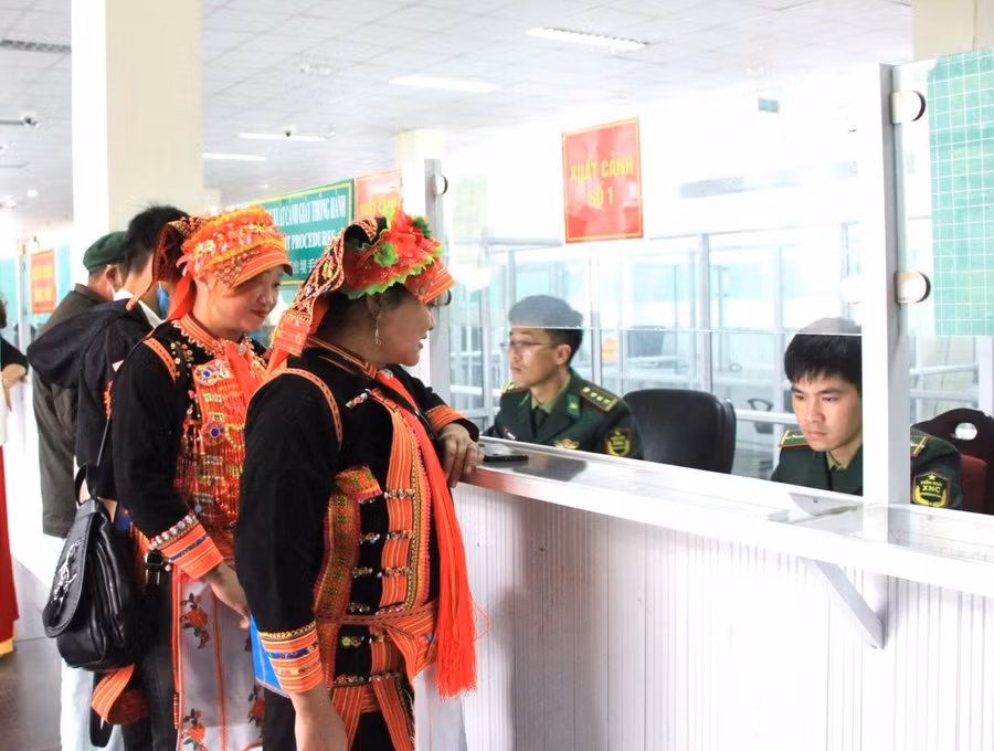 Cán bộ Cửa khẩu Quốc tế Ma Lù Thàng làm thủ tục xuất cảnh cho người dân Việt Nam sang Trung Quốc.