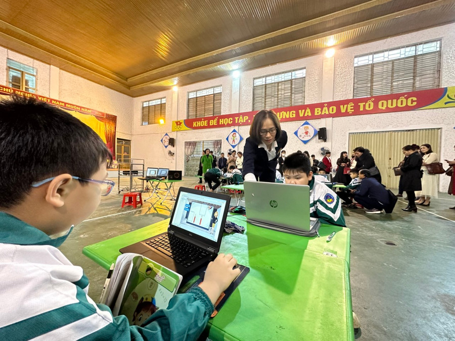 Học sinh thực hiện thí nghiệm ảo (Không khí cần cho sự cháy). Học sinh thực hiện thí nghiệm ảo (Không khí cần cho sự cháy).