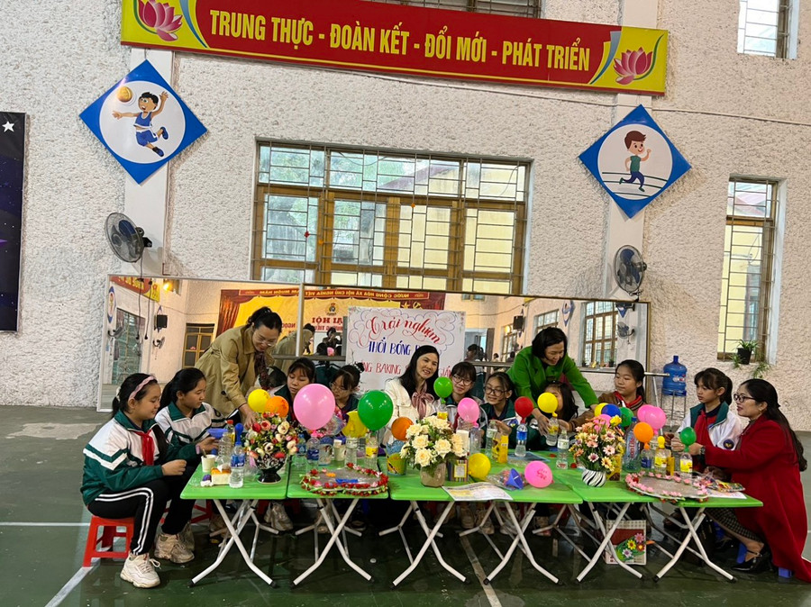 Học sinh cùng các thầy cô thực hành thí nghiệm khoa học. Học sinh cùng các thầy cô thực hành thí nghiệm khoa học.