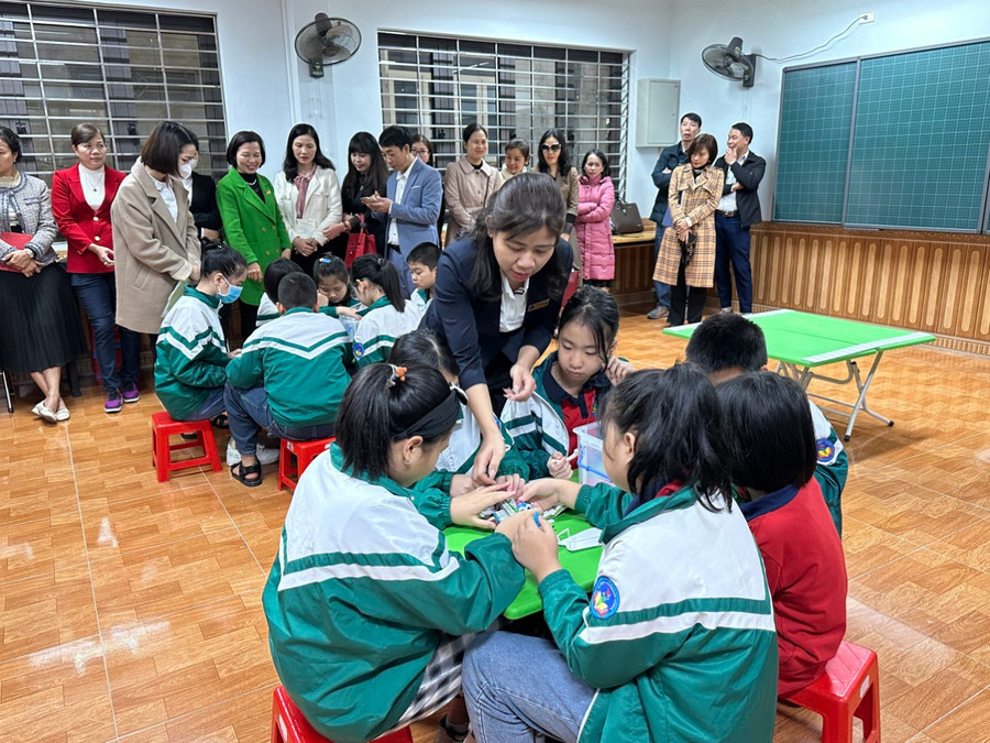 Các đại biểu theo dõi học sinh thực hành lắp ghép, điều khiển Robotics. Các đại biểu theo dõi học sinh thực hành lắp ghép, điều khiển Robotics.