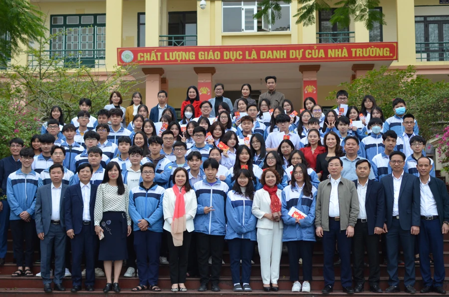 Các đại biểu chụp ảnh lưu niệm cùng đội tuyển tham dự Kỳ thi chọn học sinh giỏi quốc gia. 