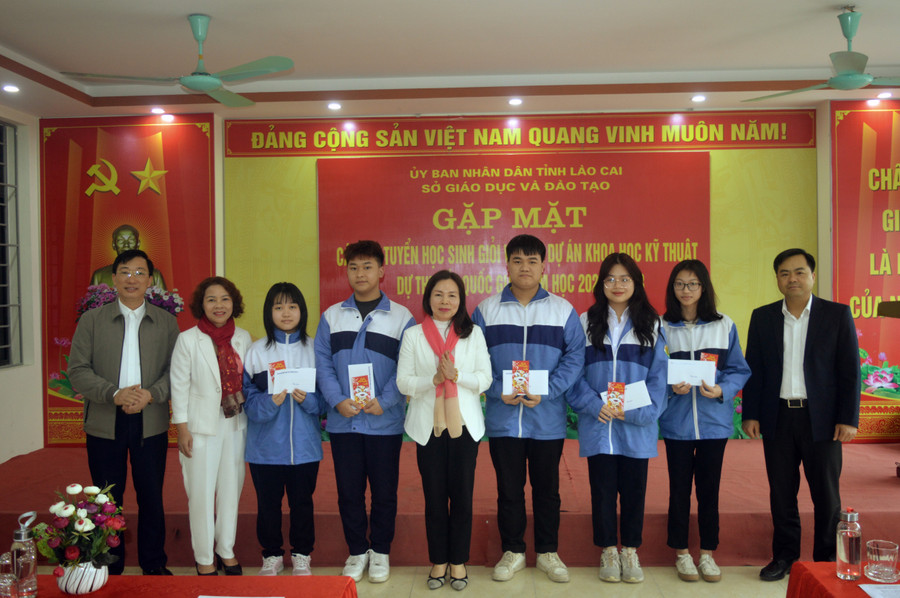 Bà Dương Bích Nguyệt, Giám đốc Sở GD&ĐT Lào Cai (ở giữa) cùng các đại biểu trao quà động viên các em tham dự Kỳ thi chọn học sinh giỏi quốc gia. Bà Dương Bích Nguyệt, Giám đốc Sở GD&ĐT Lào Cai (ở giữa) cùng các đại biểu trao quà động viên các em tham dự Kỳ thi chọn học sinh giỏi quốc gia.