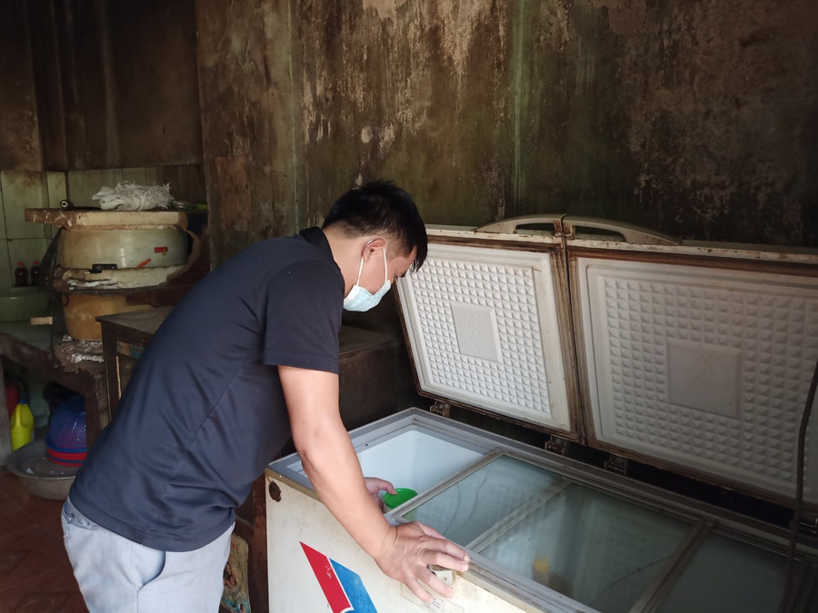 Bên cạnh nhiệm vụ chuyên môn, anh Bùi Văn Ả kiêm nhiệm công tác vệ sinh an toàn thực phẩm của trường.