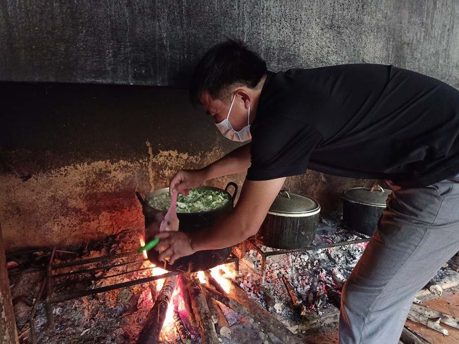 Anh Bùi Văn Ả lấy thức ăn để lưu mẫu.