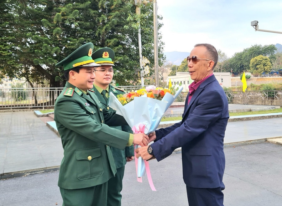 Công dân đầu tiên của Trung Quốc nhập cảnh vào Việt Nam qua Cửa khẩu Quốc tế Ma Lù Thàng.