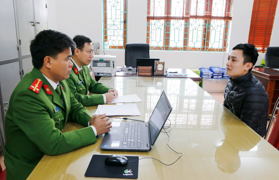 Đối tượng Trần Minh Quyết (bên phải) tại cơ quan Công an.