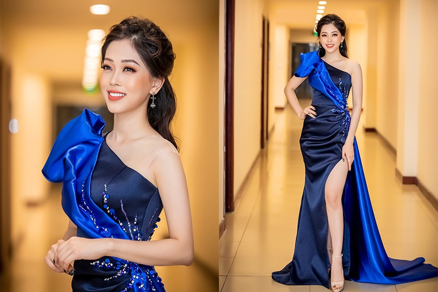 Hoặc sẽ lựa chọn kiểu tóc búi rối, hoặc hất hết mái để xoăn xõa bồng bềnh kết hợp với đầm dạ hội.