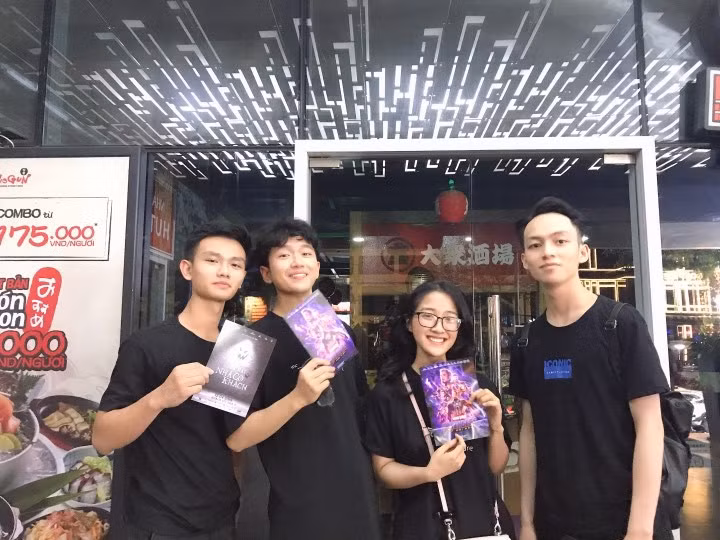 Nhóm bạn chơi thân với nhau đã 7 năm.