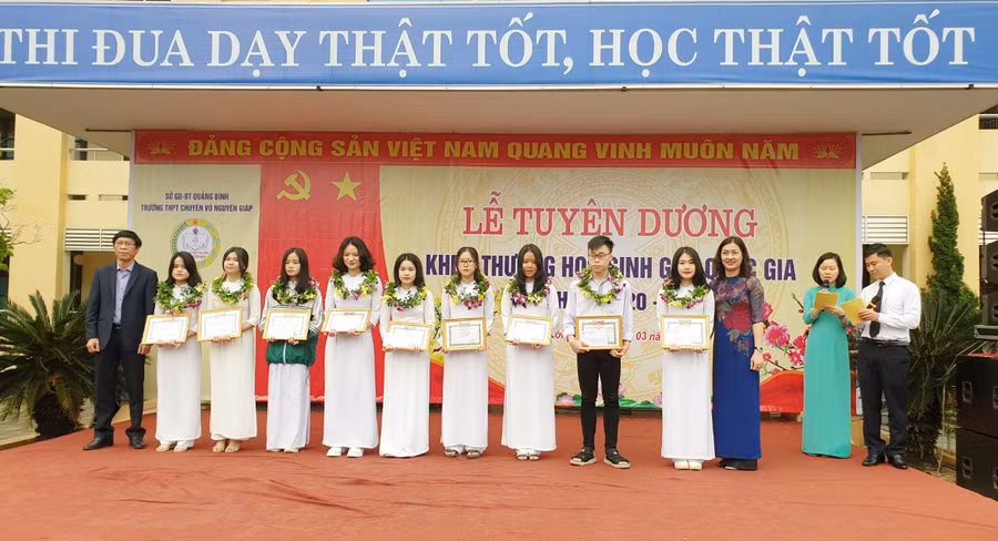 Trường THPT Chuyên Võ Nguyên Giáp tổ chức lễ tuyên dương, khen thưởng học sinh giỏi Quốc gia.