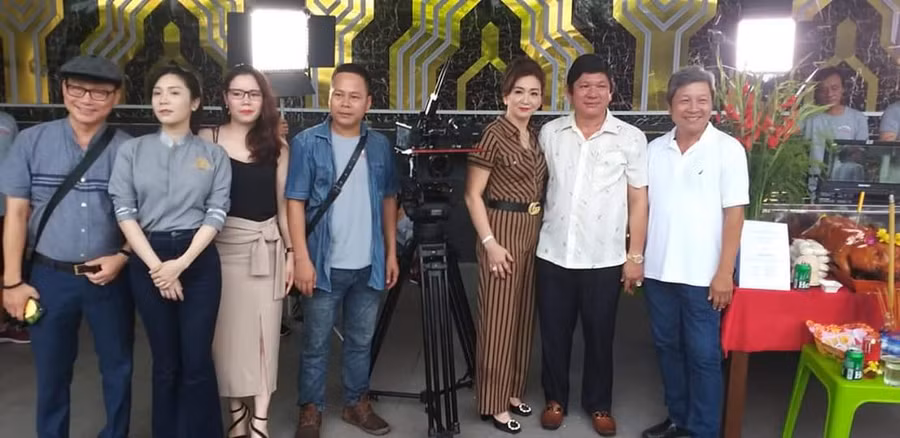 Biên kịch - Trung tá, nhà văn Đào Trung Hiếu (bên trái) chụp hình cùng ê kíp sản xuất, ê kíp sáng tạo của phim "Bão ngầm" tại Bình Dương. Ảnh - ĐPCC.