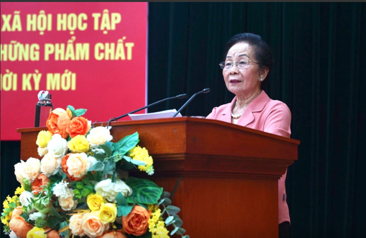 GS.TS Nguyễn Thị Doan, nguyên Phó Chủ tịch nước, Chủ tịch Hội Khuyến học Việt Nam, Trưởng Ban Tổ chức hội thảo báo cáo đề dẫn hội thảo.