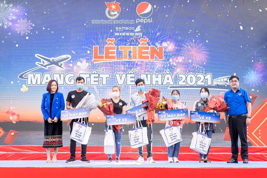 Những tiết mục văn nghệ cùng phần quà là lời chúc cho một chuyến đi bình an, trọn vẹn