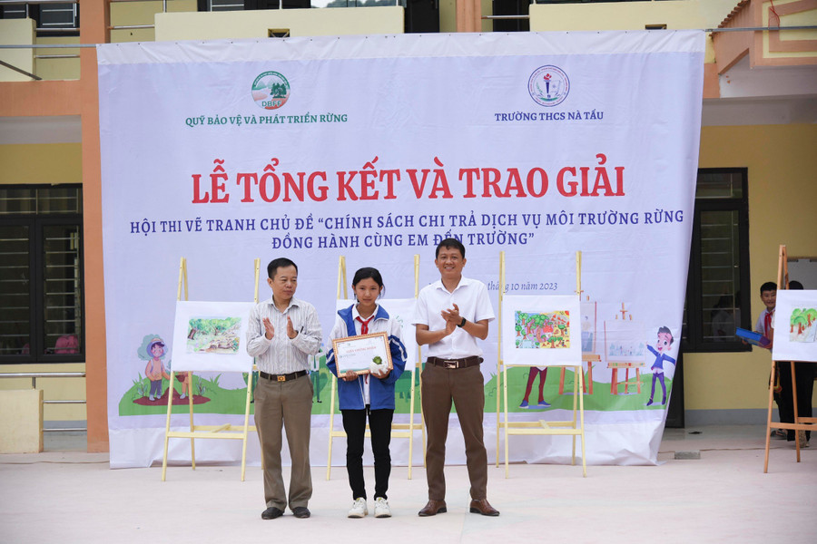 Ông Trần Xuân Tâm (ngoài cùng bên trái) cùng thầy giáo Trần Minh Hải trao giải Nhất cho em Lường Minh Thư - lớp 8C3. Ông Trần Xuân Tâm (ngoài cùng bên trái) cùng thầy giáo Trần Minh Hải trao giải Nhất cho em Lường Minh Thư - lớp 8C3.