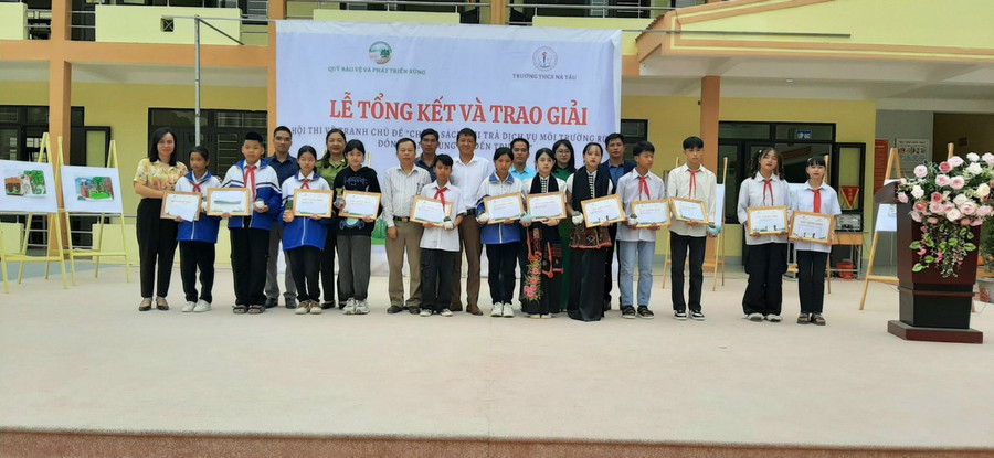 Ban tổ chức chụp ảnh lưu niệm cùng các thí sinh trường THCS Nà Tấu. Ban tổ chức chụp ảnh lưu niệm cùng các thí sinh trường THCS Nà Tấu.