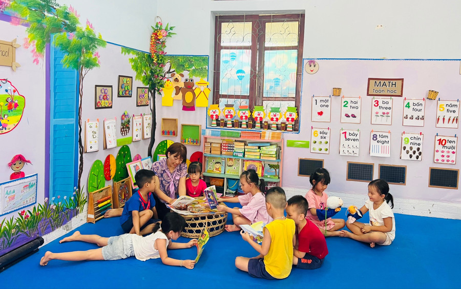 Trẻ được hướng dẫn cách đọc truyện tranh. Trẻ được hướng dẫn cách đọc truyện tranh.