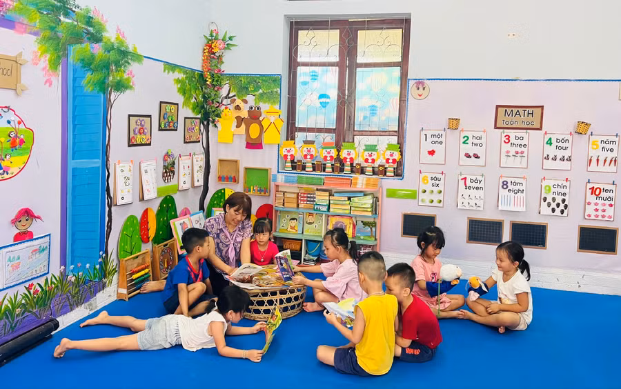 Trẻ được hướng dẫn cách đọc truyện tranh.