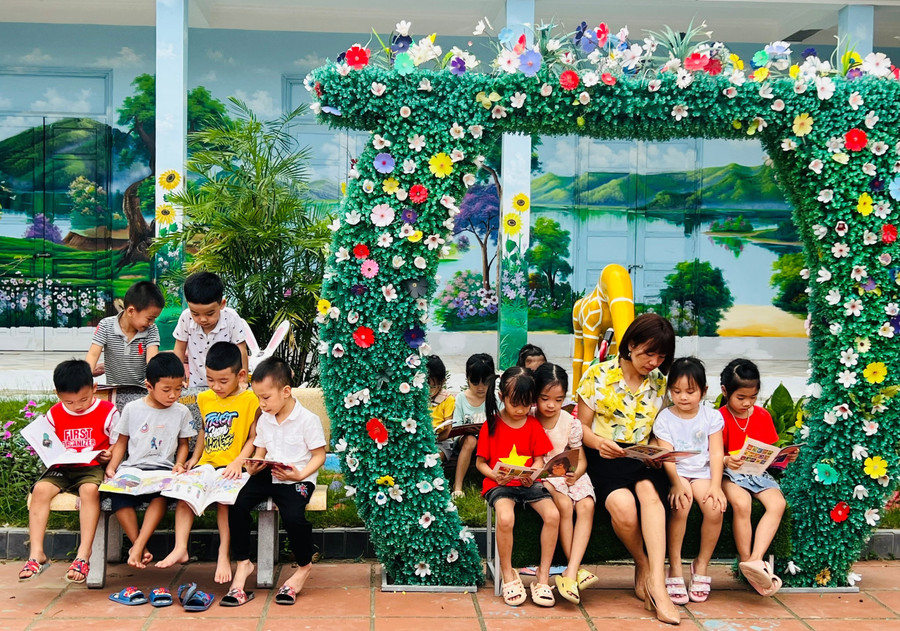 Dạy trẻ cách đọc và làm quen với sách góp phần giúp trẻ phát triển ngôn ngữ. Dạy trẻ cách đọc và làm quen với sách góp phần giúp trẻ phát triển ngôn ngữ.