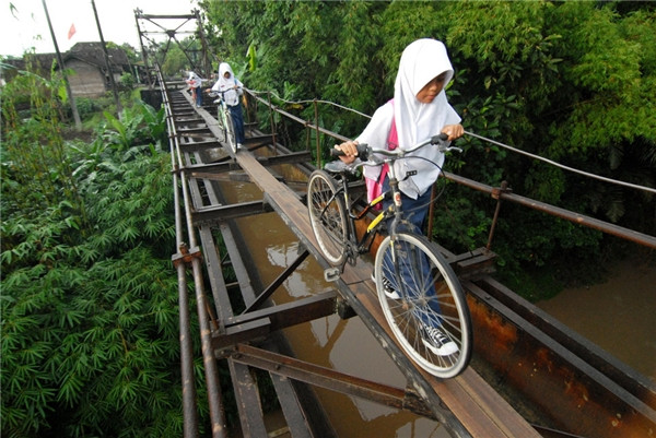 Các học sinh người Indonesia đến trường nhờ cây cầu nối giữa làng Suro và làng Plempungan ở Boyolali, Trung Java, Indonesia. Các học sinh người Indonesia đến trường nhờ cây cầu nối giữa làng Suro và làng Plempungan ở Boyolali, Trung Java, Indonesia.