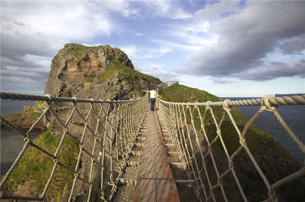 Cuối cùng là cây cầu dây Carrick ở Ballintoy thuộc hạt Antrim, Bắc Ireland. Cuối cùng là cây cầu dây Carrick ở Ballintoy thuộc hạt Antrim, Bắc Ireland.