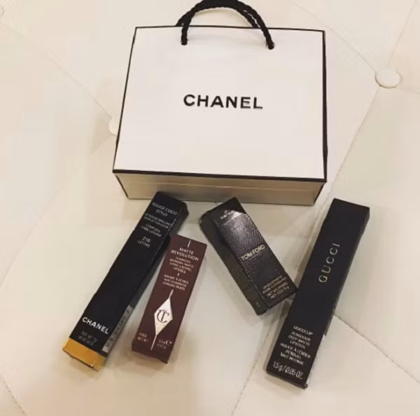 Cuộc sống sang chảnh của 2 chân dài là bạn thân cùng lấy đại gia - thiếu gia