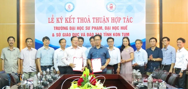  PGS.TS Lê Anh Phương - Hiệu trưởng Trường Đại học sư phạm Huế cùng ông Nguyễn Phúc Phận - Giám đốc Sở GD-ĐT tỉnh Kon Tum ký kết hợp tác đào tạo về bồi dưỡng giáo viên và cán bộ quản lý giáo dục tại địa bàn tỉnh Kon Tum trong thời gian 3 năm