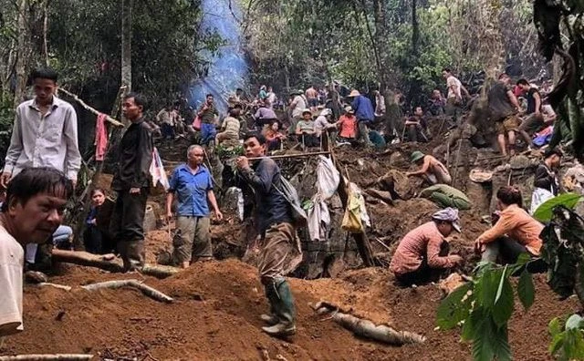 Yên Bái: Không tìm được đá quý bạc tỷ, người dân nườm nượp kéo nhau xuống núi